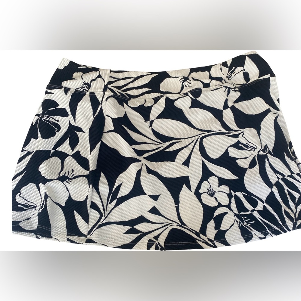 Beach House Black and White Floral Skort -14 black white.  Polyester spandex